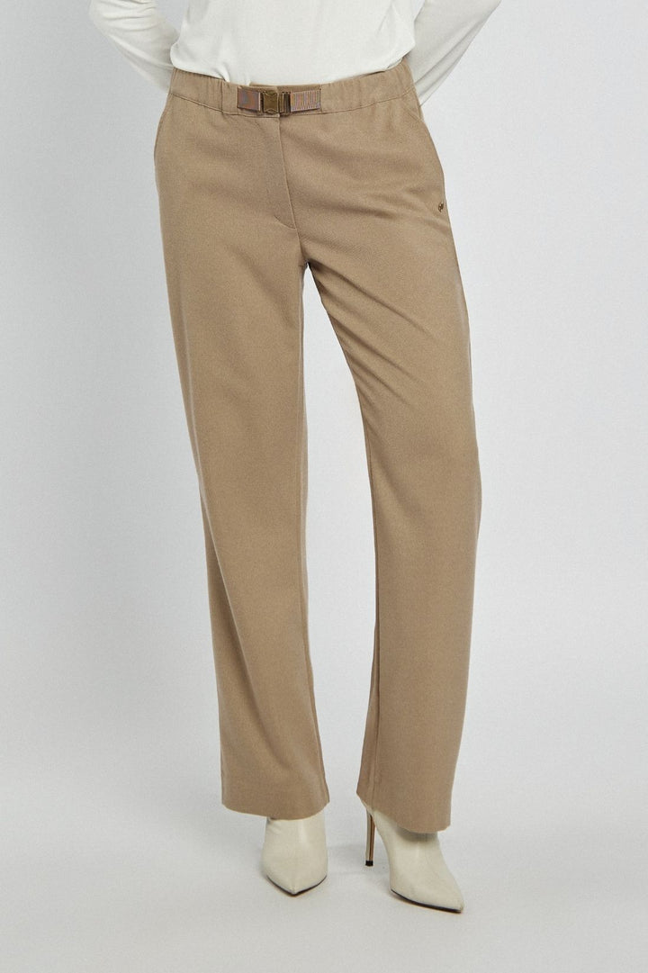 Klasyczny komplet składający się z żakietu i spodni w brązoym kolorze