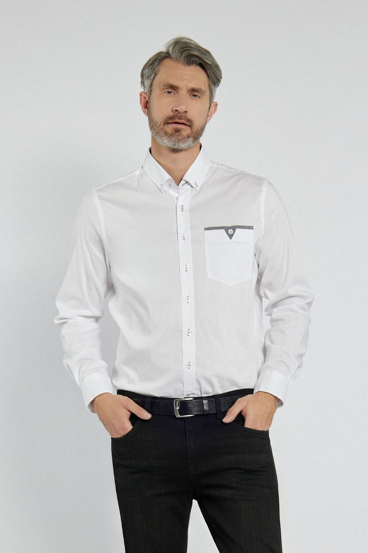 Klasyczny komplet składający się z koszuli, bluzy i spodni