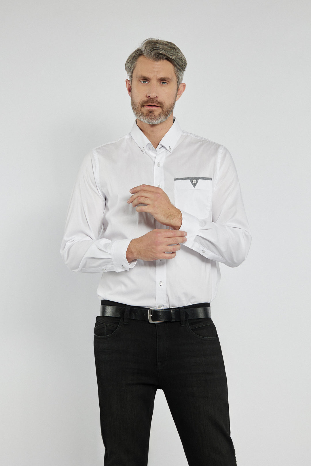 Klasyczny komplet składający się z koszuli, bluzy i spodni