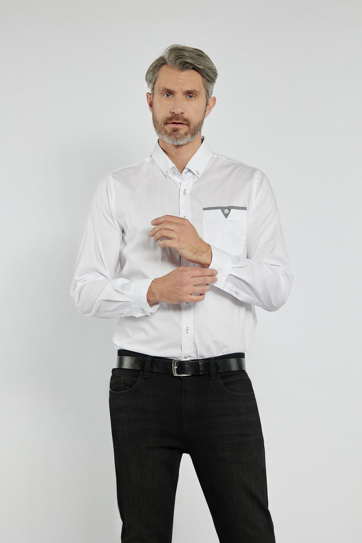 Klasyczny komplet składający się z koszuli, bluzy i spodni