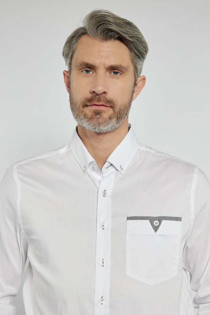 Klasyczny komplet składający się z koszuli, bluzy i spodni