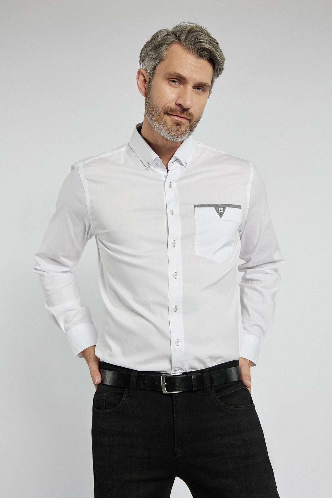 Klasyczny komplet składający się z koszuli, bluzy i spodni