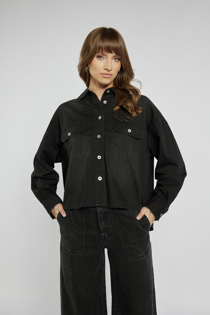 Zestaw koszula i spodnie z szeroką nogawką w czarnym kolorze