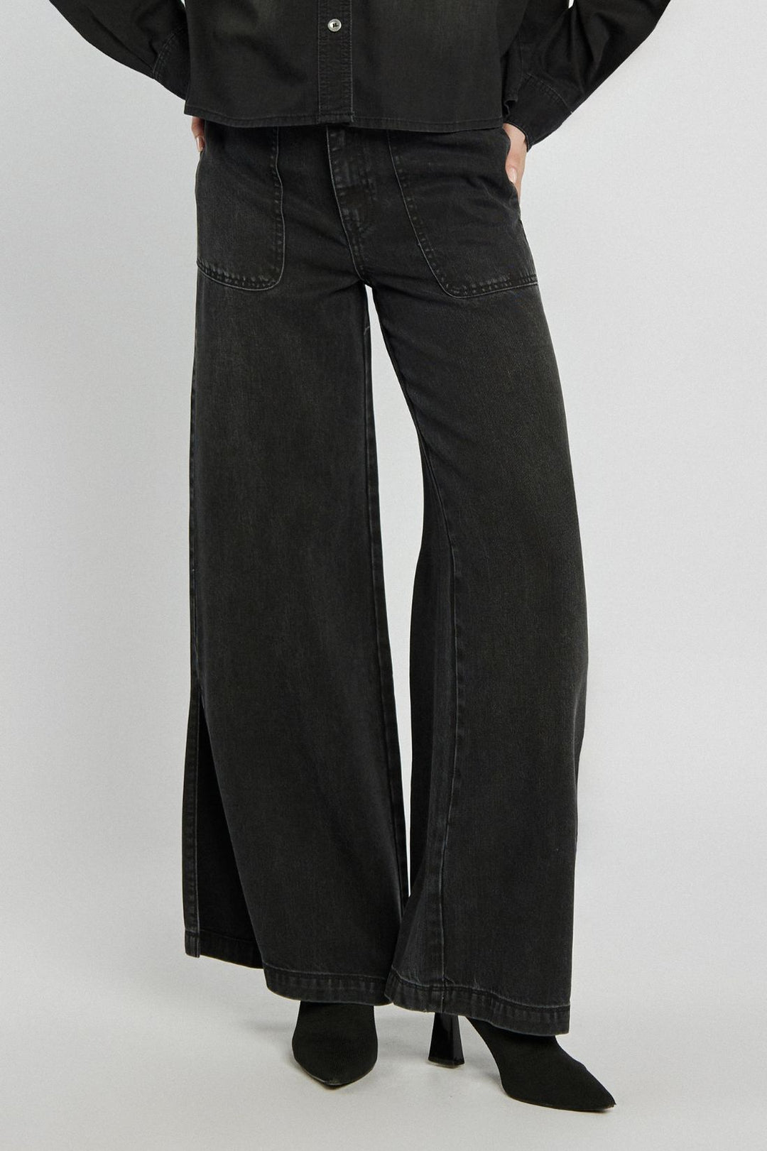 Zestaw koszula i spodnie z szeroką nogawką w czarnym kolorze