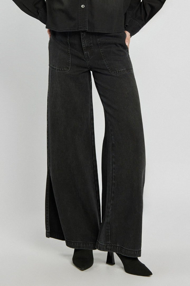 Zestaw koszula i spodnie z szeroką nogawką w czarnym kolorze