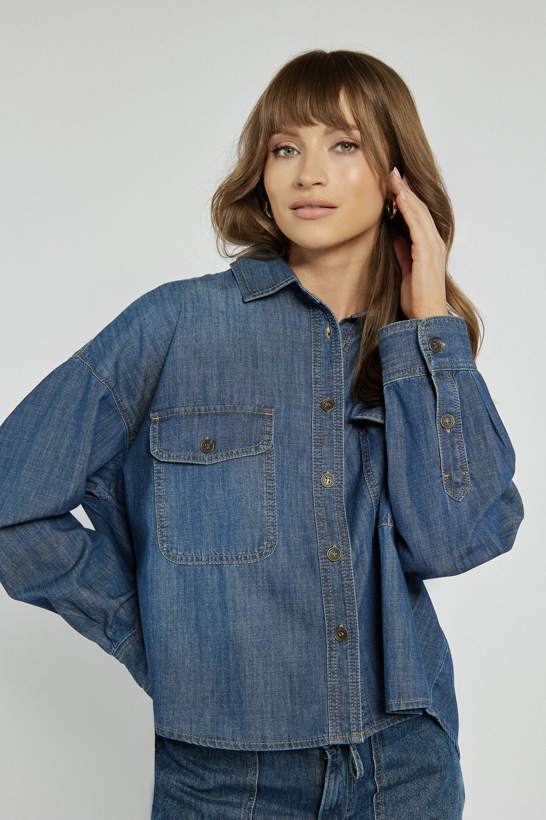 Jeansowy komplet koszula i spodnie w granatowym kolorze