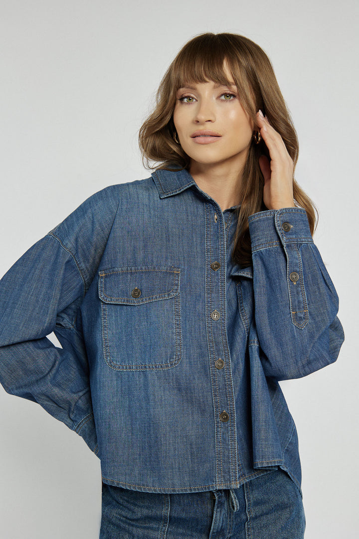 Jeansowy komplet koszula i spodnie w granatowym kolorze