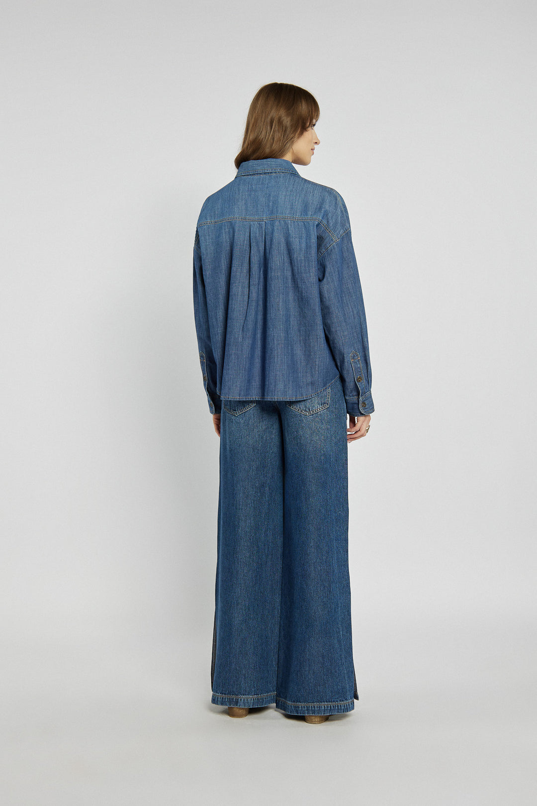 Jeansowy komplet koszula i spodnie w granatowym kolorze