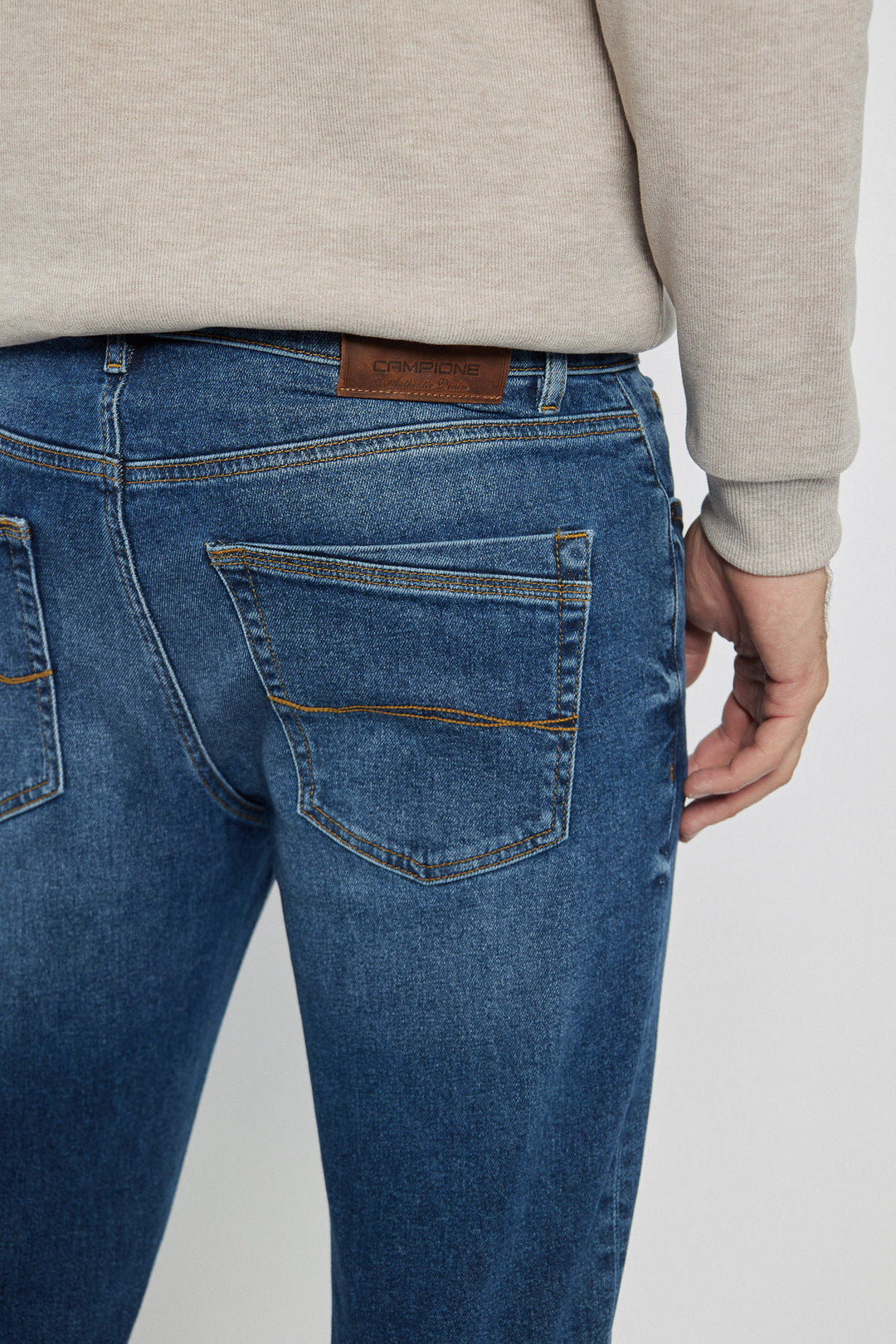 Komplet na co dzień sweter i spodnie jeansowe