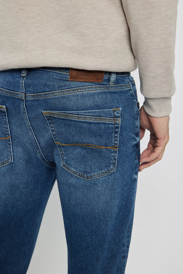 Komplet na co dzień sweter i spodnie jeansowe