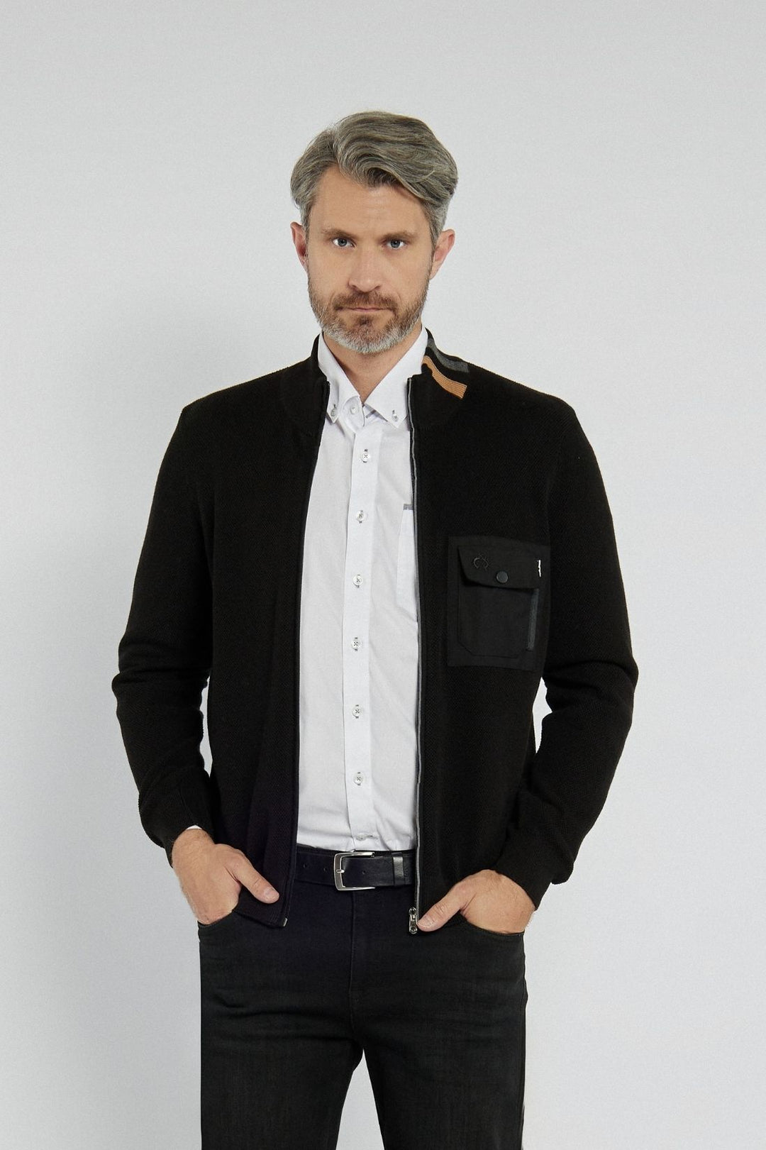 Klasyczny komplet składający się z koszuli, bluzy i spodni