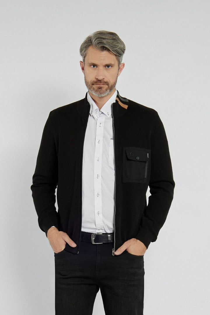 Klasyczny komplet składający się z koszuli, bluzy i spodni