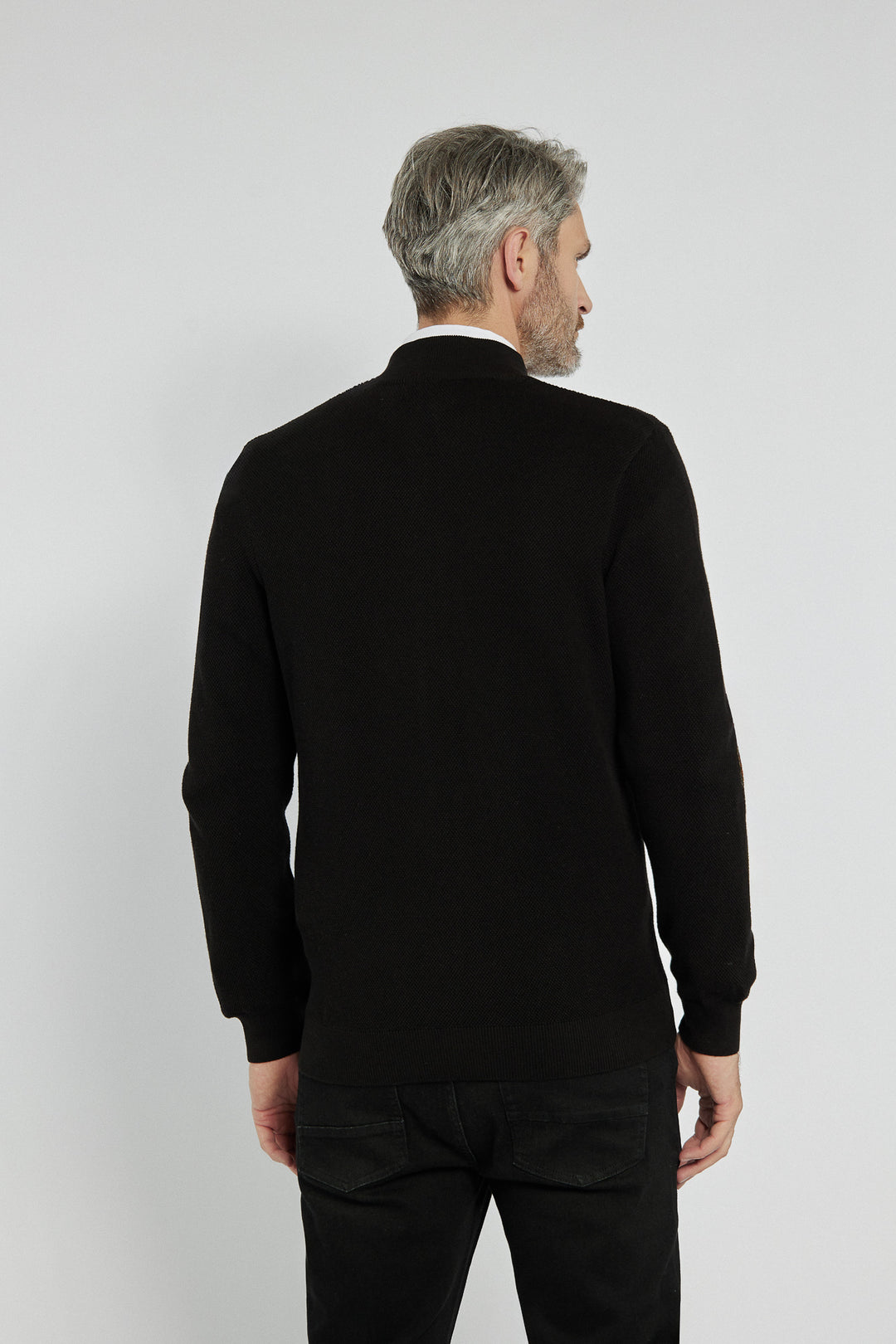 Klasyczny komplet składający się z koszuli, bluzy i spodni