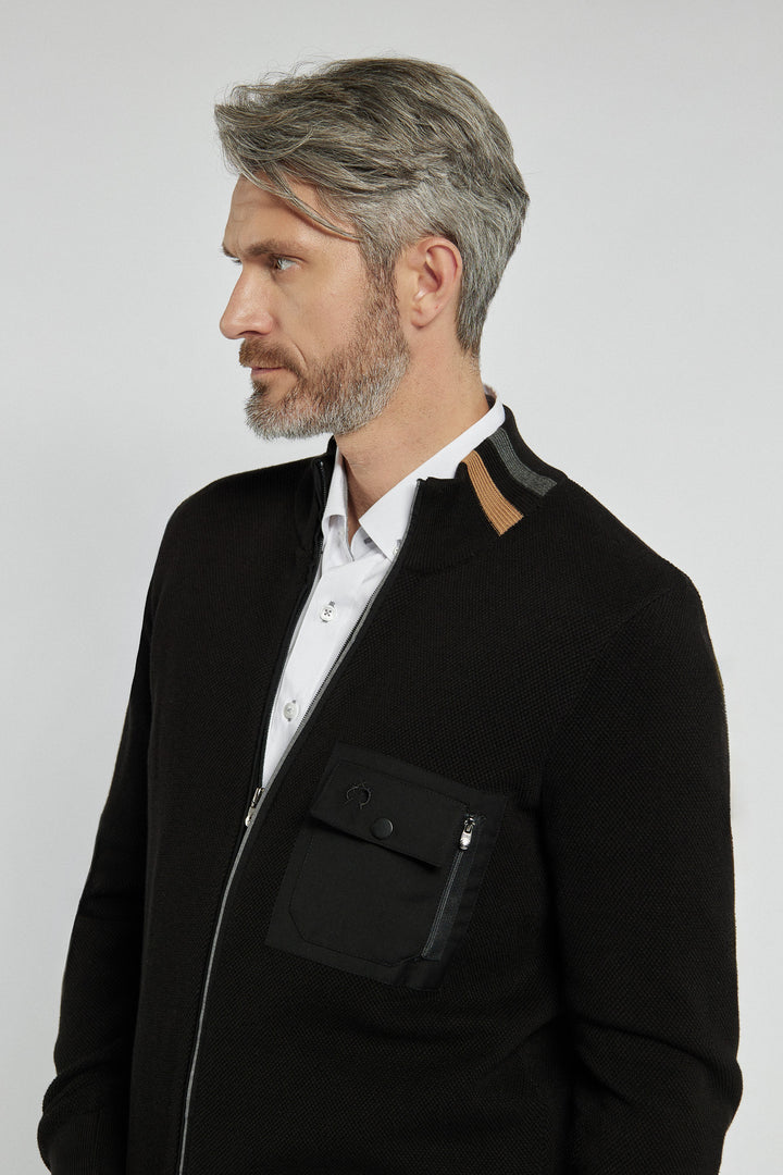 Klasyczny komplet składający się z koszuli, bluzy i spodni