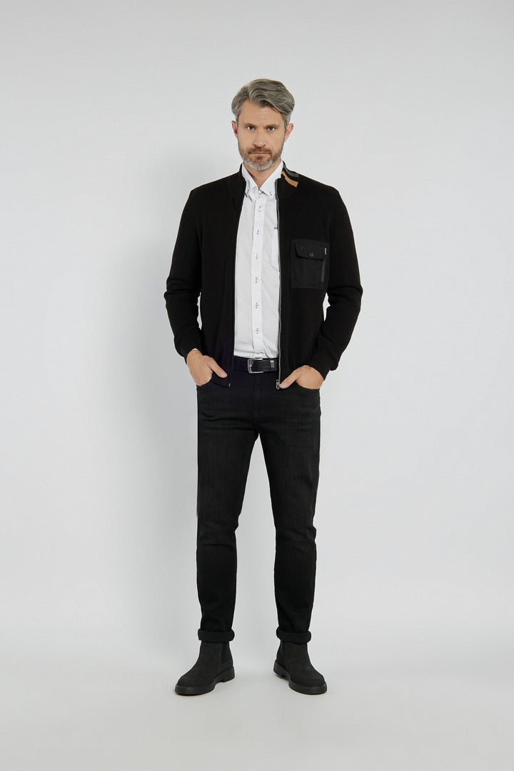 Klasyczny komplet składający się z koszuli, bluzy i spodni