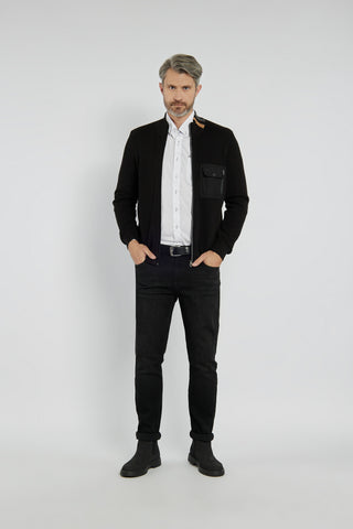 Klasyczny komplet składający się z koszuli, bluzy i spodni