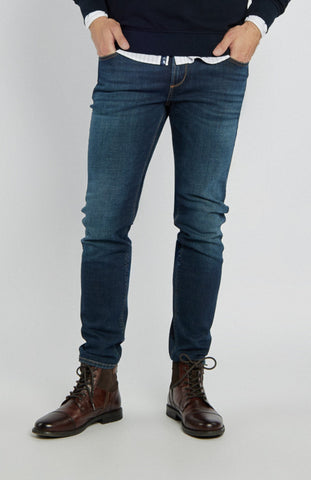 Męskie spodnie jeansowe granatowe ze zwężanymi nogawkami