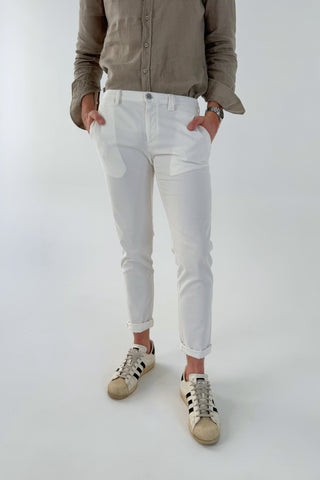 Dopasowane spodnie z dużymi kieszeniami z domieszką lyocellu