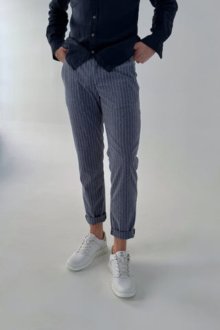 Spodnie z domieszką lnu i wiskozy o wzorze w paski