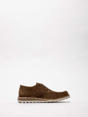 Brązowe buty z wyprofilowaną podeszwą i zdobnymi szwami