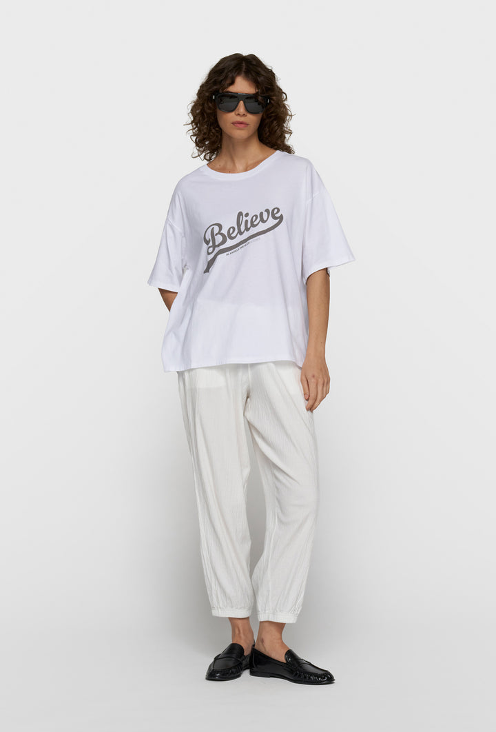 Biały bawełniany t-shirt oversize z nadrukiem