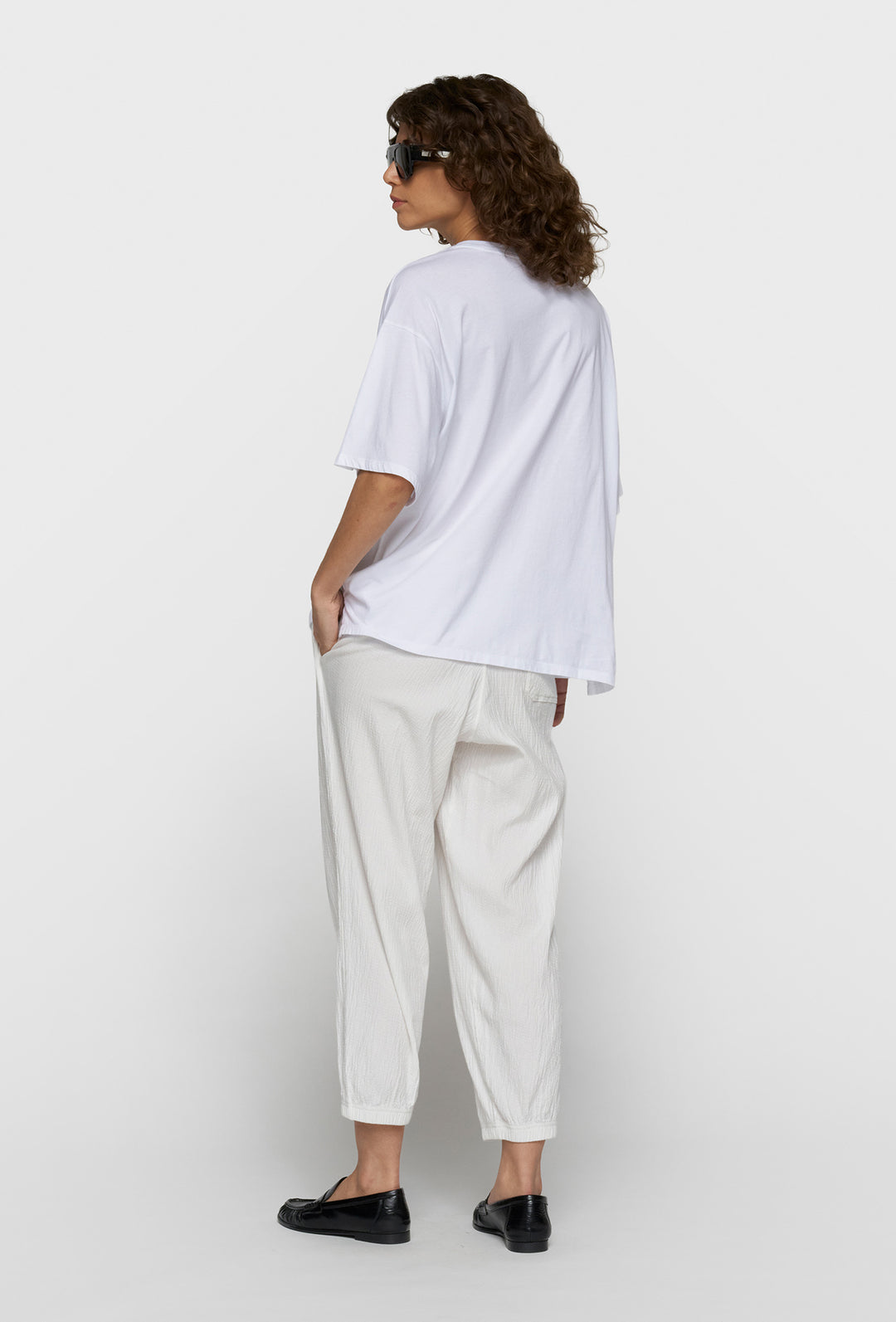 Biały bawełniany t-shirt oversize z nadrukiem