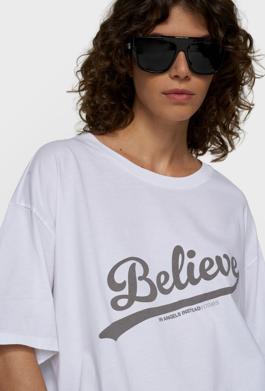 Biały bawełniany t-shirt oversize z nadrukiem