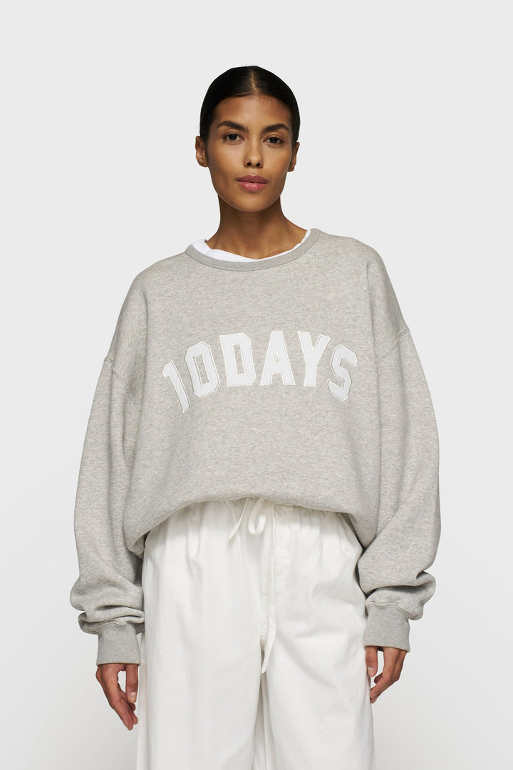 Klasyczna bluza oversize w kolorze szarym z dużym logo 10DAYS