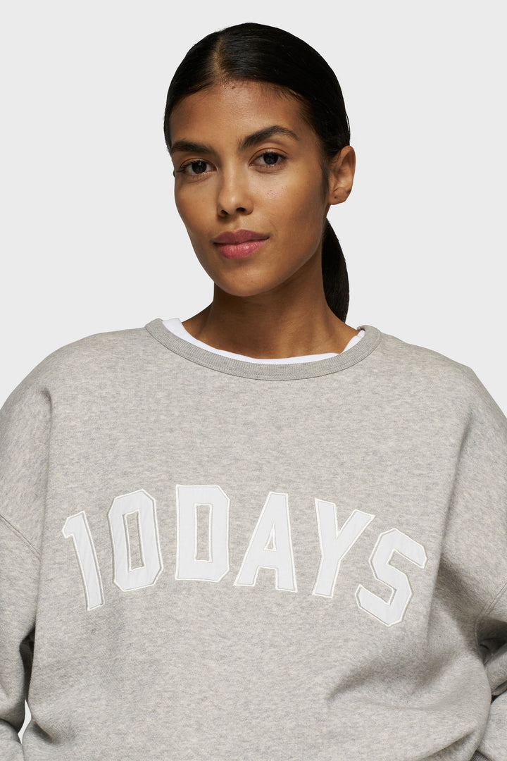 Klasyczna bluza oversize w kolorze szarym z dużym logo 10DAYS