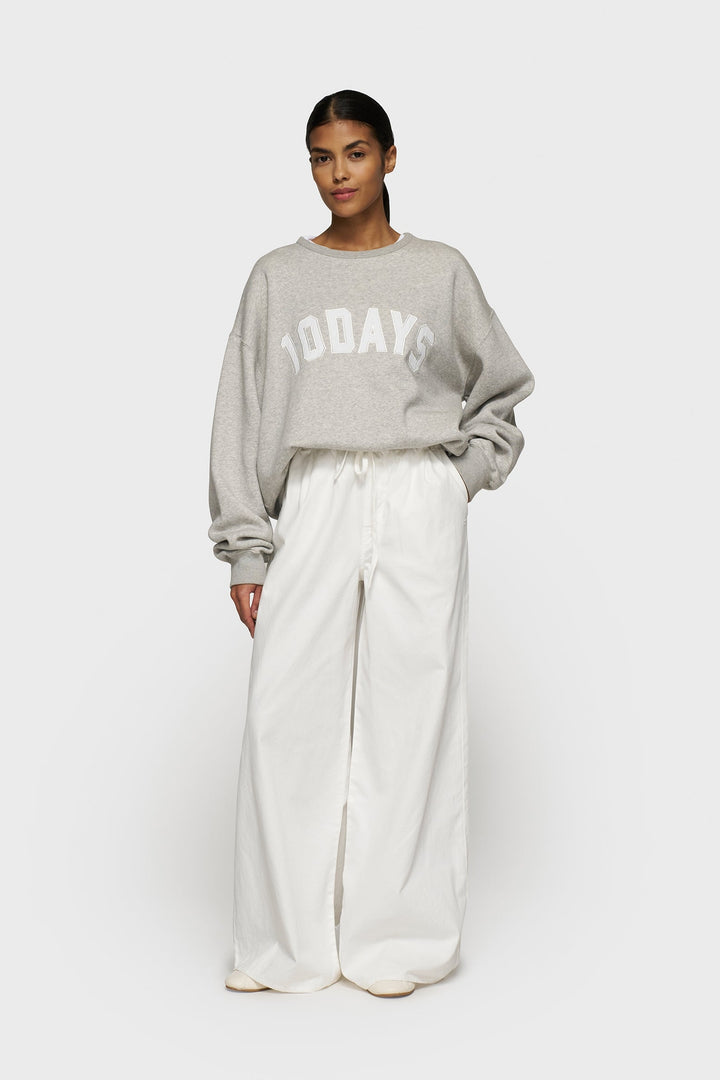 Klasyczna bluza oversize w kolorze szarym z dużym logo 10DAYS