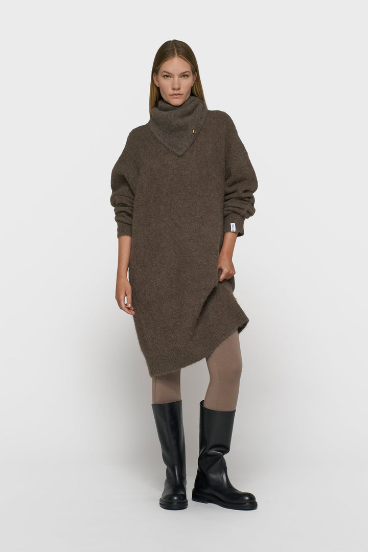 Brązowy sweter z kontrastowym napisem z tyłu