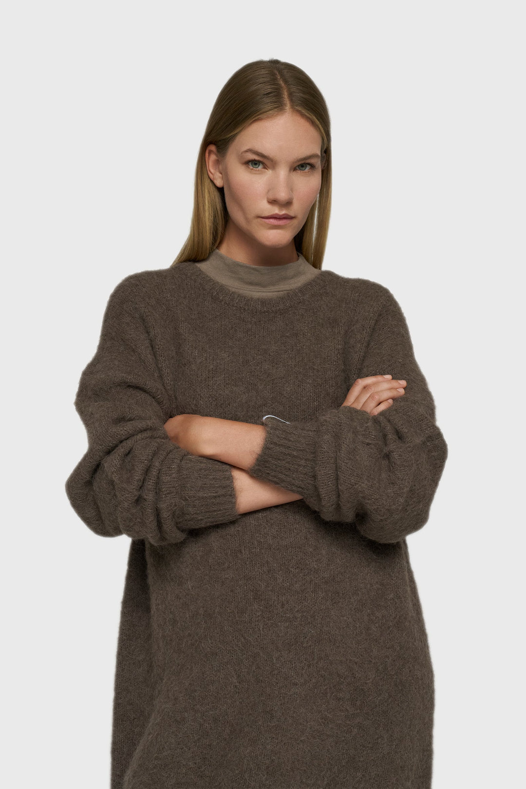 Brązowy sweter z kontrastowym napisem z tyłu
