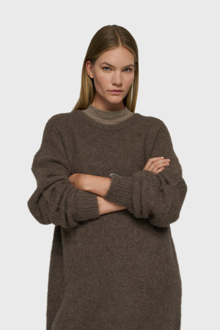 Brązowy sweter z kontrastowym napisem z tyłu