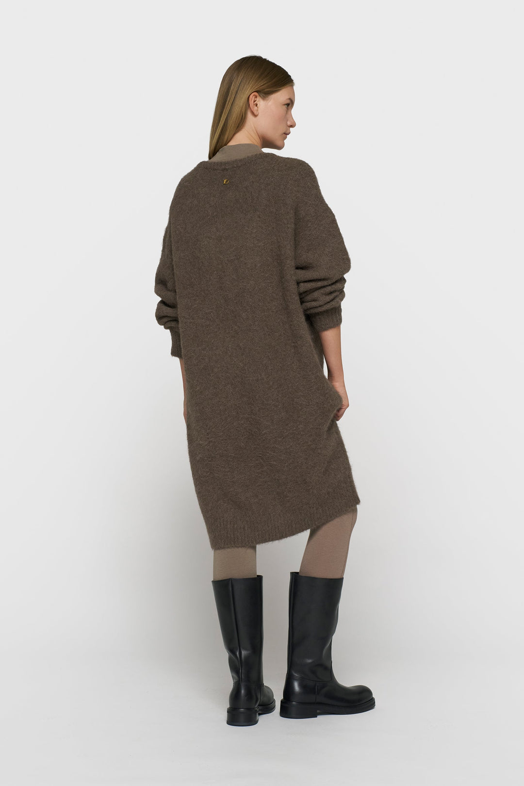 Brązowy sweter z kontrastowym napisem z tyłu