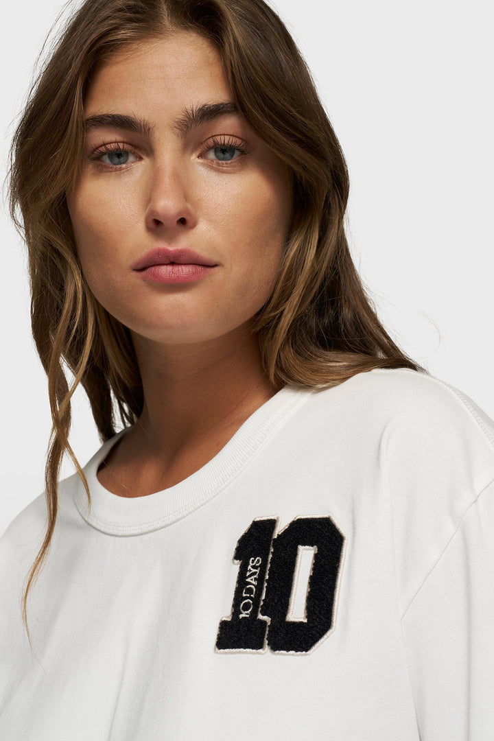T-shirt w kolorze ecru z haftowaną aplikacją 10DAYS