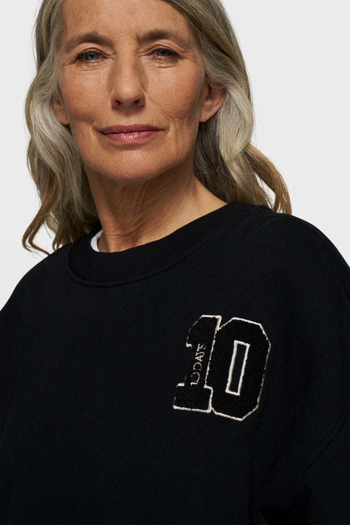 Nierozpinana bluza w czarnym kolorze z logo marki