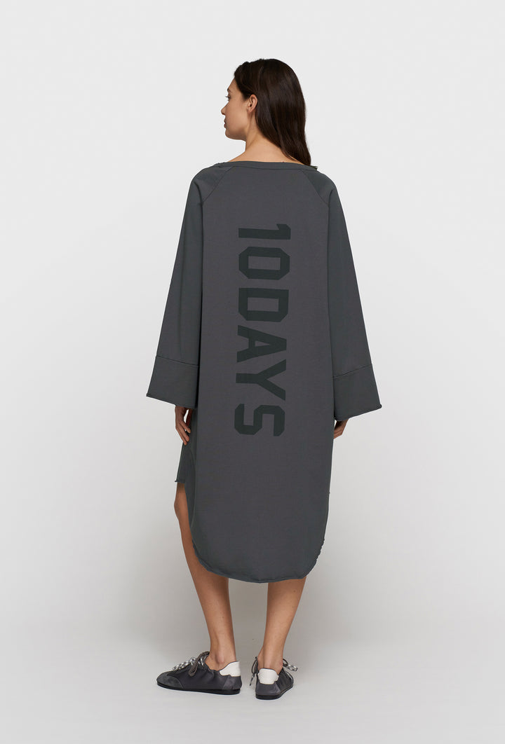 Sukienka oversize z widocznym nadrukiem 10DAYS na plecach