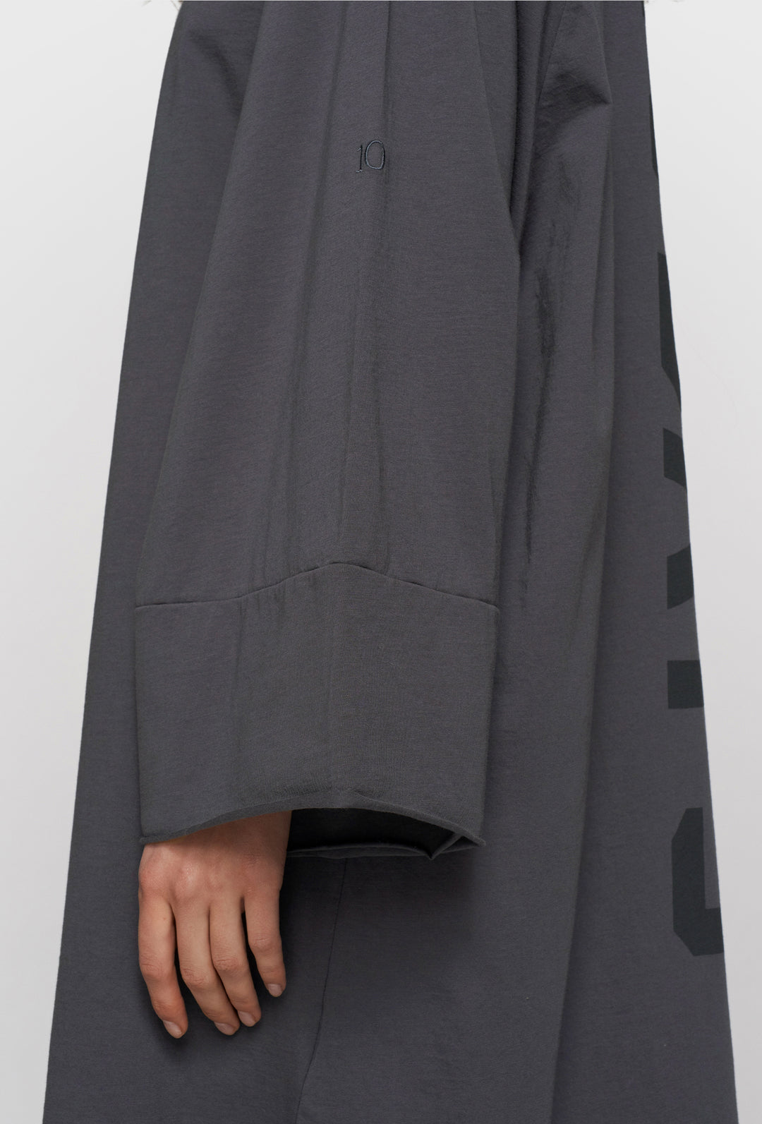 Sukienka oversize z widocznym nadrukiem 10DAYS na plecach