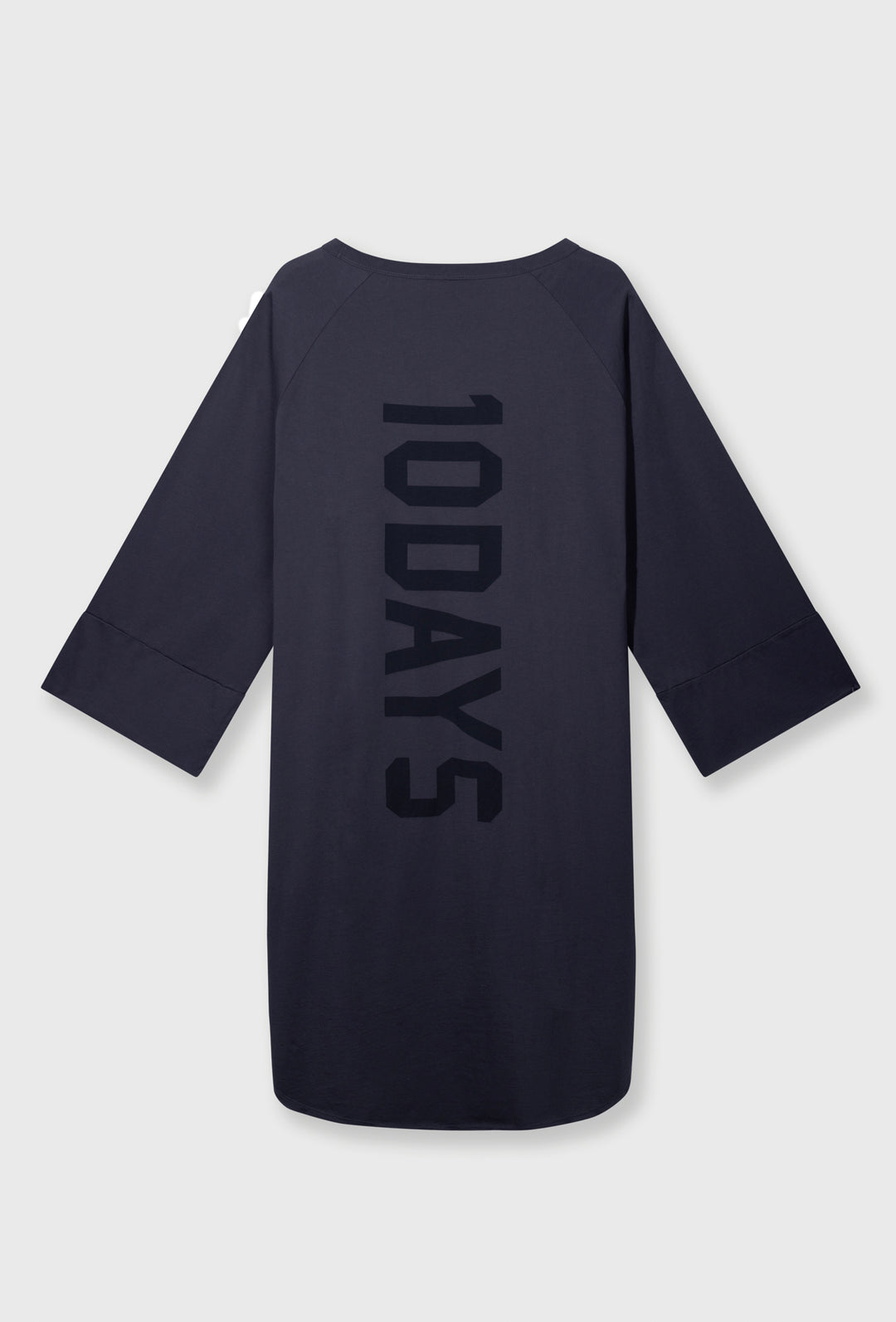 Sukienka oversize z widocznym nadrukiem 10DAYS na plecach