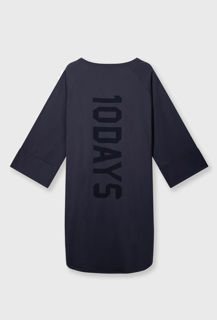 Sukienka oversize z widocznym nadrukiem 10DAYS na plecach