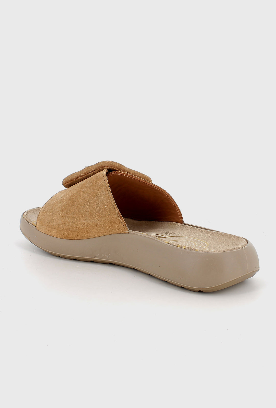 Karmelowe zamszowe klapki na profilowanej beżowej podeszwie