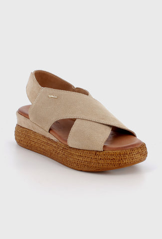 Beżowe sandały na platformie z zamszowymi pasami