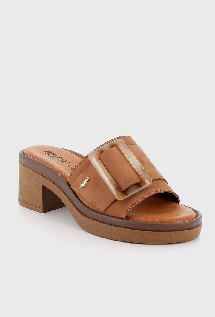 Skórzane klapki na słupku z ozdobną klamrą