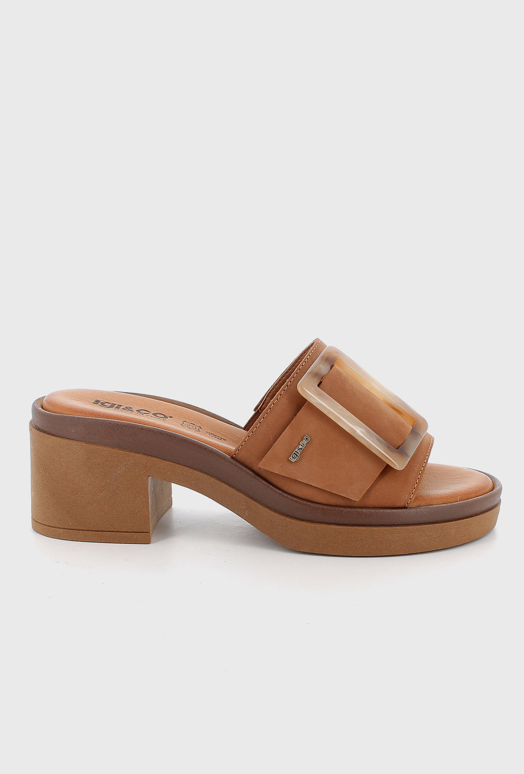 Skórzane klapki na słupku z ozdobną klamrą