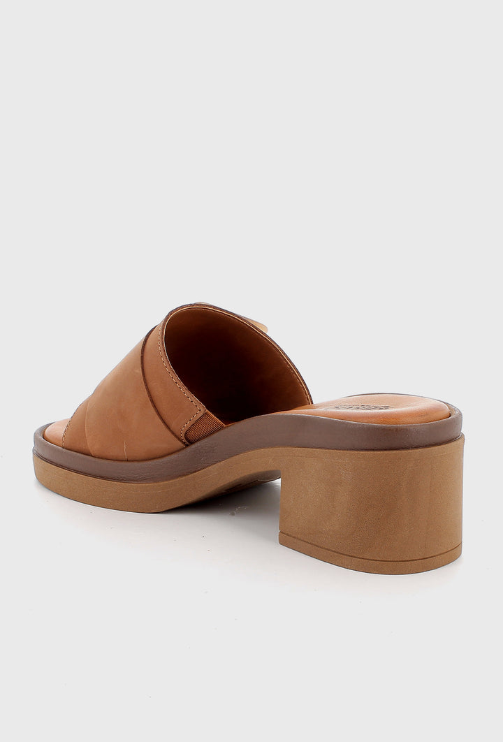 Skórzane klapki na słupku z ozdobną klamrą