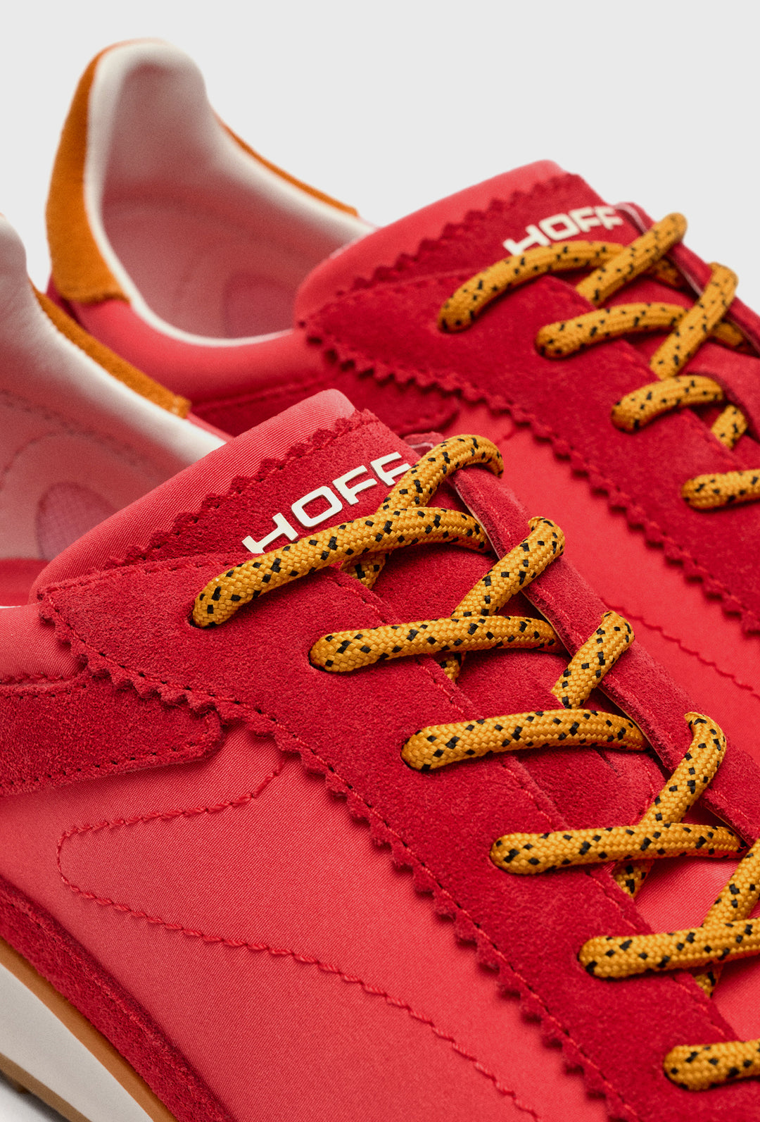 Koralowe sneakersy trailowe