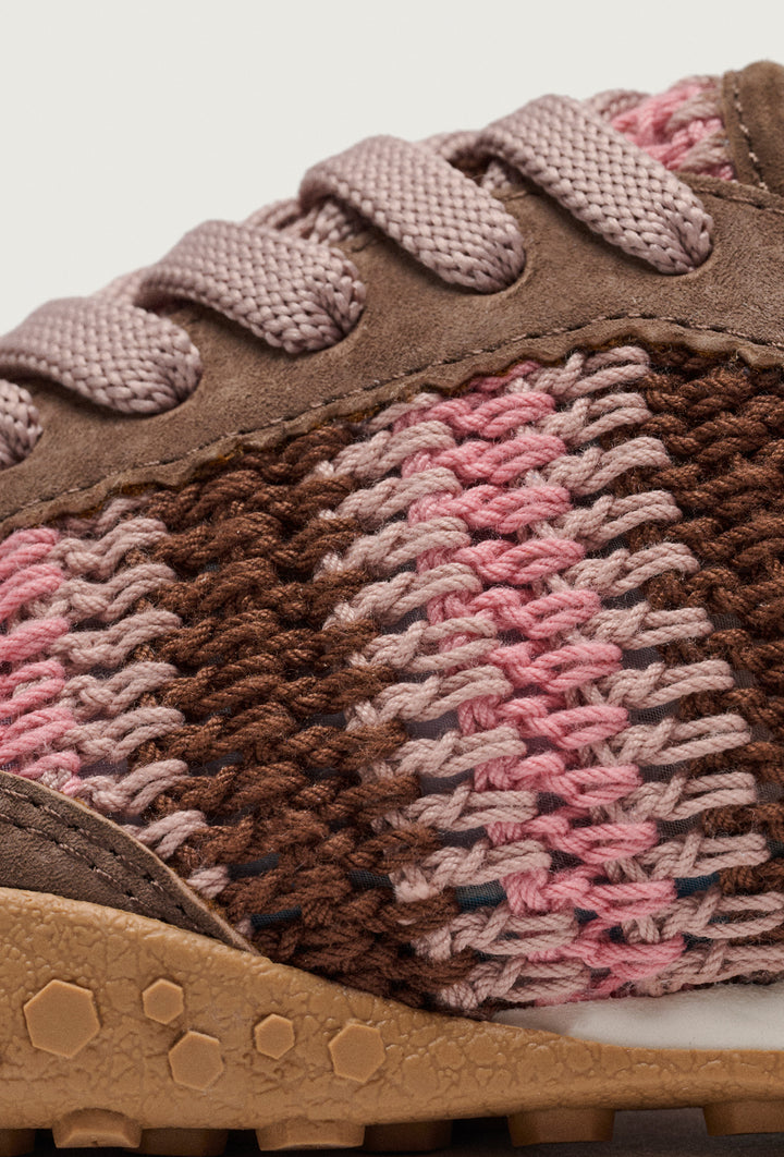 Brązowo-różowe sneakersy plecione