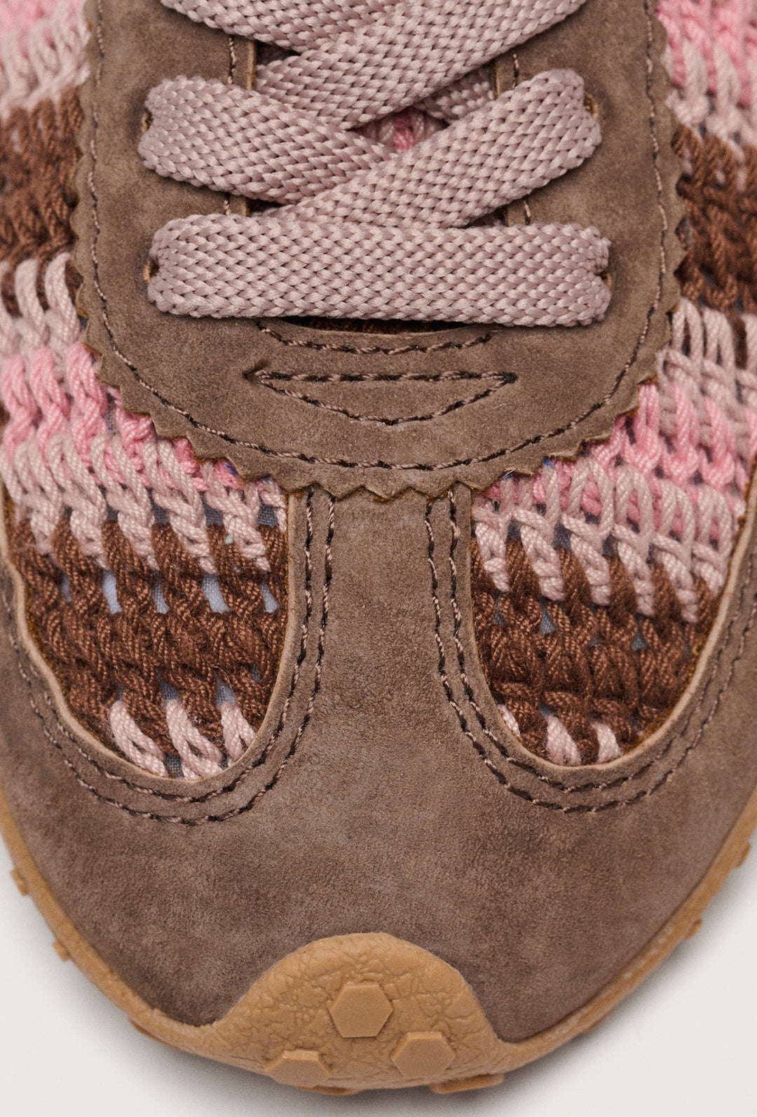 Brązowo-różowe sneakersy plecione