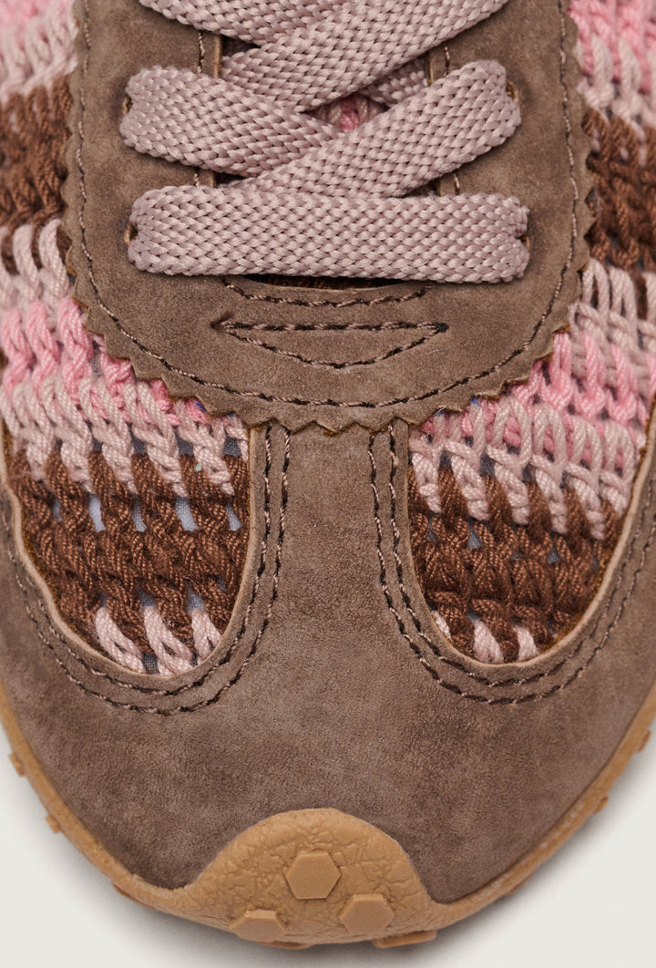 Brązowo-różowe sneakersy plecione