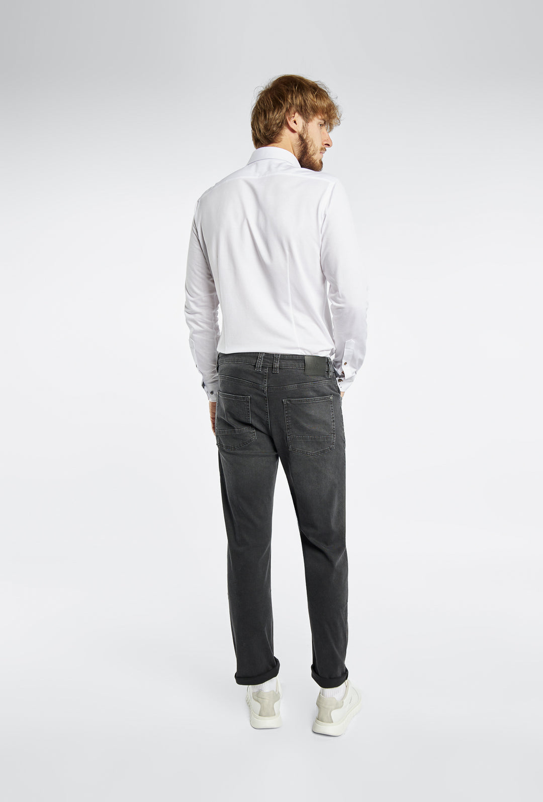 Biała koszula męska z kontrastowymi guzikami